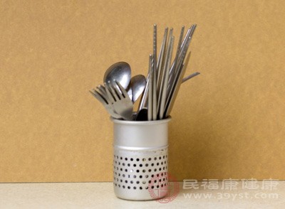 餐具经过清洗和干燥后，病毒的活性会迅速降低