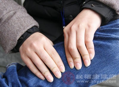 用拇指指腹以中等力度按压，按压时会有明显的酸胀感