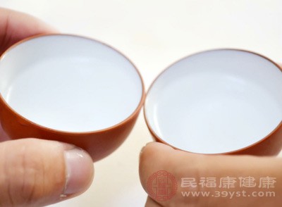 单独饮用白酒或食用芒果