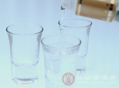 当白酒和芒果同时摄入时