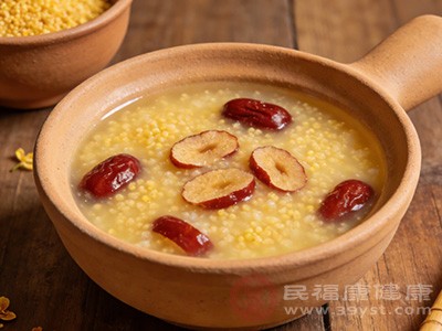 小米本身富含膳食纤维，每100克含有1.6克