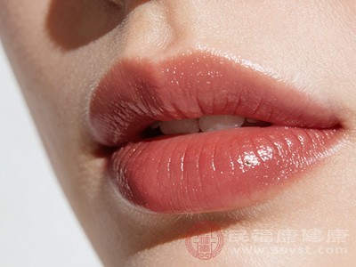 抠结痂不仅容易导致色素脱落,影响漂唇效果 抠结痂不仅容易导致色素脱落,影响漂唇效果