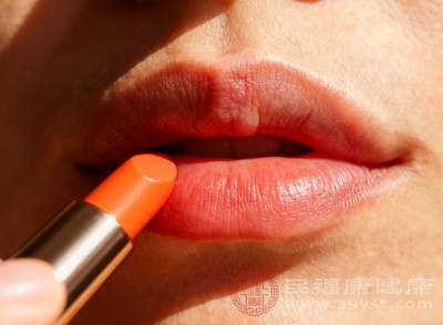 可选择成分温和的润唇膏涂抹,保持唇部滋润 可选择成分温和的润唇膏涂抹,保持唇部滋润