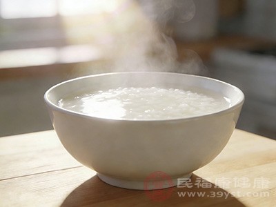 熬煮1小时以上的小米粥上层会凝结一层米油,用勺子舀着小口含服 熬煮1小时以上的小米粥上层会凝结一层米油,用勺子舀着小口含服