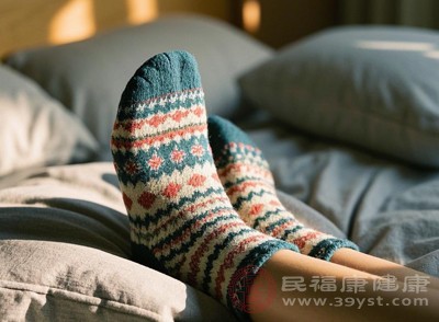 我们的双脚每天裹在鞋子里，潮湿闷热的环境很容易滋生细菌和真菌