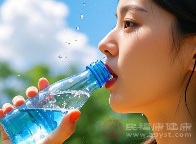 同时保证每天1.5升温水摄入,建议采用“小口慢饮”法 同时保证每天1.5升温水摄入,建议采用“小口慢饮”法