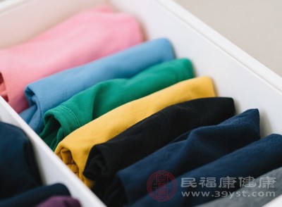 旧衣物、旧被褥,长期堆放在衣柜或角落,不通风的环境下会滋生螨虫和霉菌,接触皮肤后可能引发瘙痒、过敏 旧衣物、旧被褥,长期堆放在衣柜或角落,不通风的环境下会滋生螨虫和霉菌,接触皮肤后可能引发瘙痒、过敏