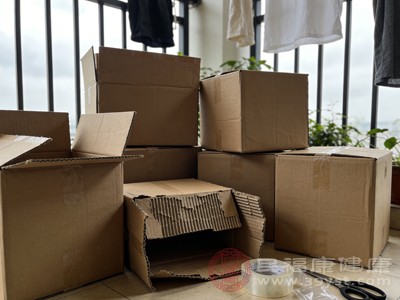 收到快递后，及时拆解纸箱，将可用的纸箱及时变卖或捐赠，不要随手堆积