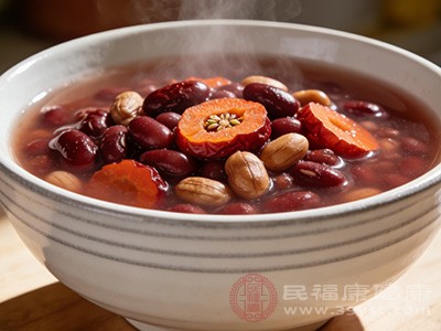 要煮出一碗美味又营养的红豆花生红枣汤，烹饪方法很重要