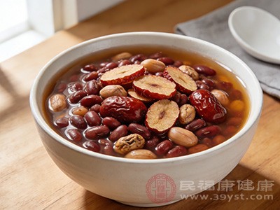 这道汤适合大多数人饮用，尤其适合气血不足、脾胃虚弱、面色苍白、容易疲劳的人群