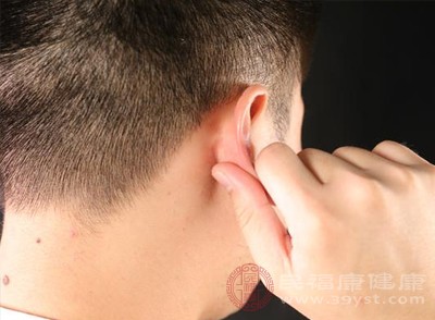 其内容物可能会发生感染,导致耳朵流脓 其内容物可能会发生感染,导致耳朵流脓