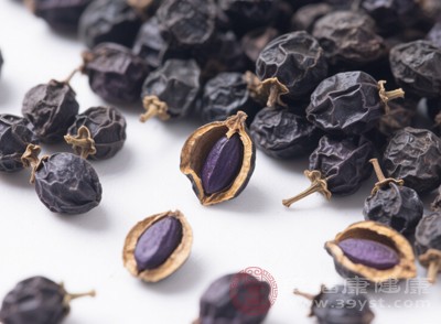 优质的女贞子颗粒饱满、质地坚实，有效成分含量相对较高，用量可适当控制在常规范围下限