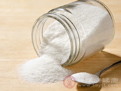 含有麦芽糖醇的食品往往还含有其他成分，如面粉、油脂等