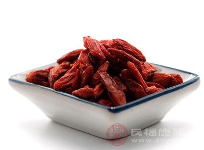 以500克白酒为例，搭配50-60克枸杞即可