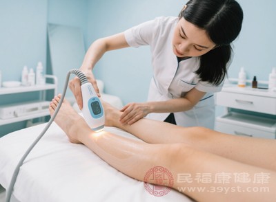 涂抹身体乳作为润滑剂，减少刀片与皮肤的摩擦