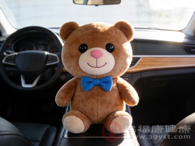 车里摆玩偶真的可爱吗？不！它可能在突发情况时变成“致命凶器”！