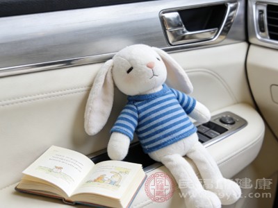 毛绒玩偶表面容易吸附灰尘、螨虫、皮屑等杂物,且很难彻底清洁 毛绒玩偶表面容易吸附灰尘、螨虫、皮屑等杂物,且很难彻底清洁