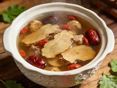 煲汤是黄精最常见的食用方式，适合中老年人的消化能力