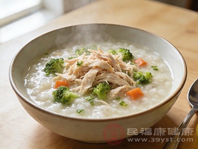 鸡胸肉搭西蓝花、胡萝卜碎，蛋白质吸收率高又不增加胃肠负担