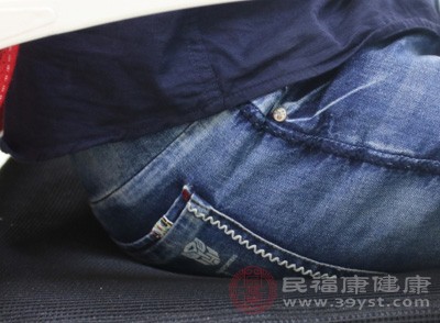 进行轻柔的按摩，放松臀部肌肉，但需注意避免用力过猛加重疼痛