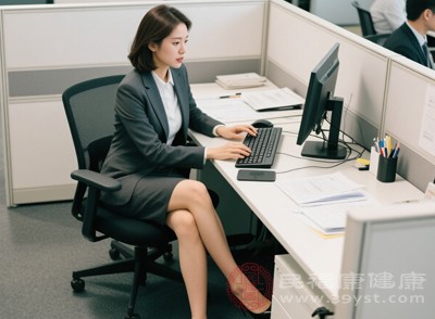 长期久坐、坐姿不正确（如翘二郎腿）会导致臀部、大腿肌肉力量失衡，髋关节内旋肌群紧张，外旋肌群薄弱，进而改变下肢力线，形成内八字