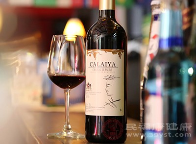 无论是白酒、啤酒还是红酒,酒精对骨骼的伤害都是直接且不可逆的 无论是白酒、啤酒还是红酒,酒精对骨骼的伤害都是直接且不可逆的