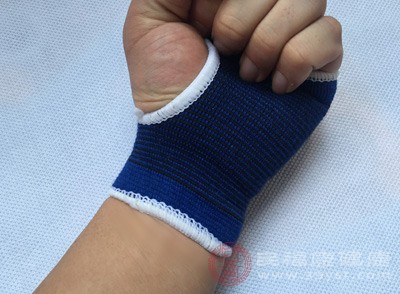 中老年人避免提重物，注意手腕保暖