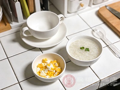 1岁后可尝试蛋黄（1/4个起）