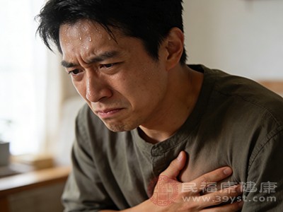 剧烈活动后突然胸痛，伴胸闷、呼吸急促