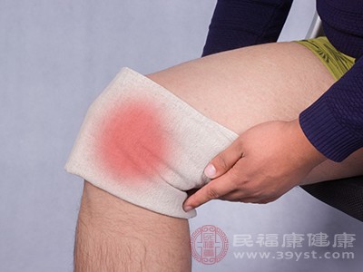 半月板撕裂达关节面，常伴随交锁（关节突然不能活动）、弹响