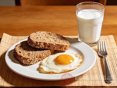 三餐均衡分配：早餐30%、午餐40%、晚餐30%