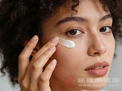 长期使用含有激素的眼药水或眼霜，可能会导致局部皮肤色素异常