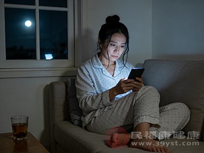 长期熬夜会影响肝脏的排毒功能，导致体内毒素堆积