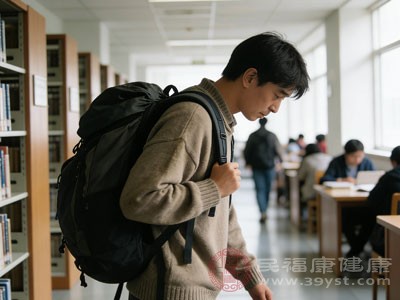 可能是驼背已经压迫到神经