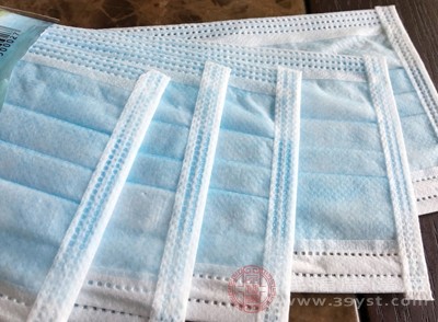 戴口罩憋闷又长痘 这份“护己指南”请收好