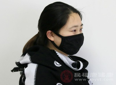 口罩内的闷热不适会刺激交感神经，让人更容易感到烦躁、易怒