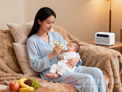 当宝宝表现出轻微饥饿信号(如咂嘴、扭动身体)但未哭闹时,是尝试奶瓶喂养的最佳时机 当宝宝表现出轻微饥饿信号(如咂嘴、扭动身体)但未哭闹时,是尝试奶瓶喂养的最佳时机