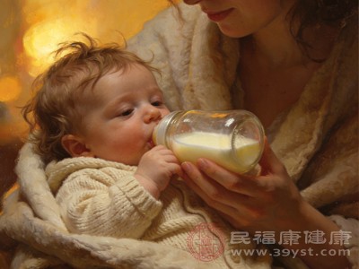 将奶嘴轻轻触碰宝宝的嘴唇，待宝宝张大嘴巴时，缓慢将奶嘴放入其口中（不要强行塞入口中）