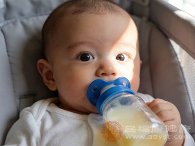 初次尝试时，可先倒入10-20毫升奶液，即使宝宝只喝几口也应给予鼓励，让宝宝逐渐建立对奶瓶的好感