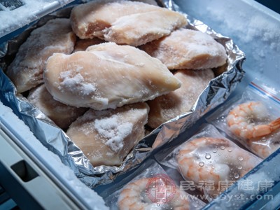 变质冻肉中含有大量细菌,比如大肠杆菌、沙门氏菌等,这些细菌进入人体后,会在肠道内繁殖,引发腹痛、腹泻、呕吐、发烧等肠胃不适症状 变质冻肉中含有大量细菌,比如大肠杆菌、沙门氏菌等,这些细菌进入人体后,会在肠道内繁殖,引发腹痛、腹泻、呕吐、发烧等肠胃不适症状