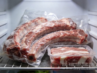 出现“冻烧”的冻肉，水分流失严重，烹饪后肉质发柴、干涩，嚼起来费劲