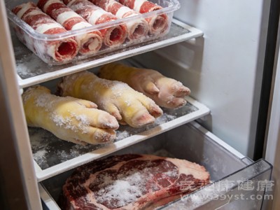 可以用专用的冷冻保鲜袋，挤出袋内空气后密封，或者用密封性能好的玻璃盒