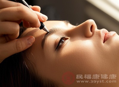 经常参与文身、纹眉却选择不正规机构的人，若使用了未消毒的器械，也可能增加感染风险