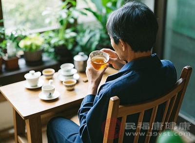 喝茶只能起到辅助养肺的作用，不能替代口罩等基础防护