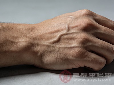 手背的静脉血管可能会因为压力变化而出现青筋凸起 手背的静脉血管可能会因为压力变化而出现青筋凸起