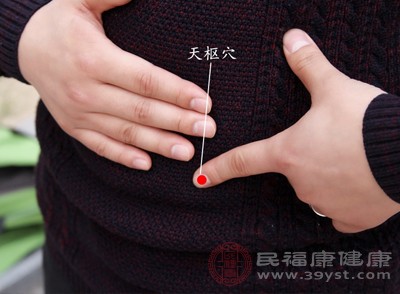 按揉天枢穴(肚脐旁开2寸) 按揉天枢穴(肚脐旁开2寸)