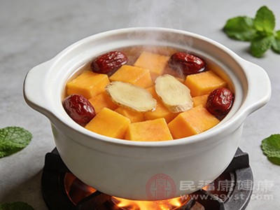 煮制时将芒果切丁，加入3片生姜、5颗红枣，小火煮10分钟后饮用