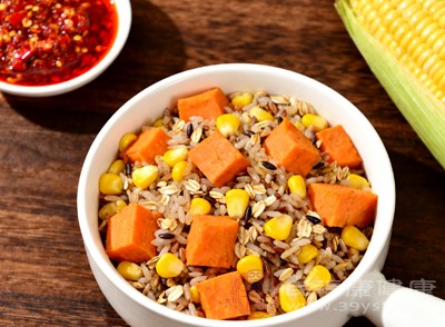 无论是煮饭、炖汤、炒菜还是做沙拉,玉米都能成为其中的亮点 无论是煮饭、炖汤、炒菜还是做沙拉,玉米都能成为其中的亮点