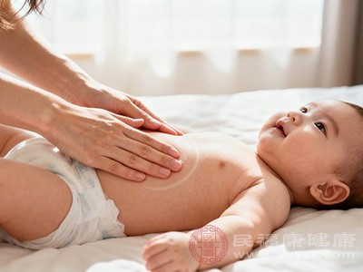 当纸尿裤潮湿或粪便残留时，宝宝会用哭闹表达不适