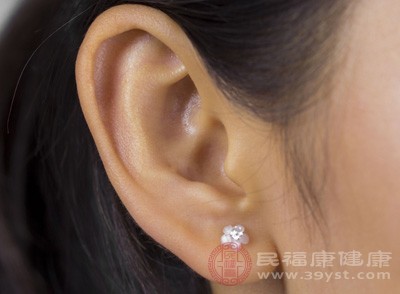 耳朵等部位的皮肤油脂分泌旺盛，从而增加长痘痘的风险